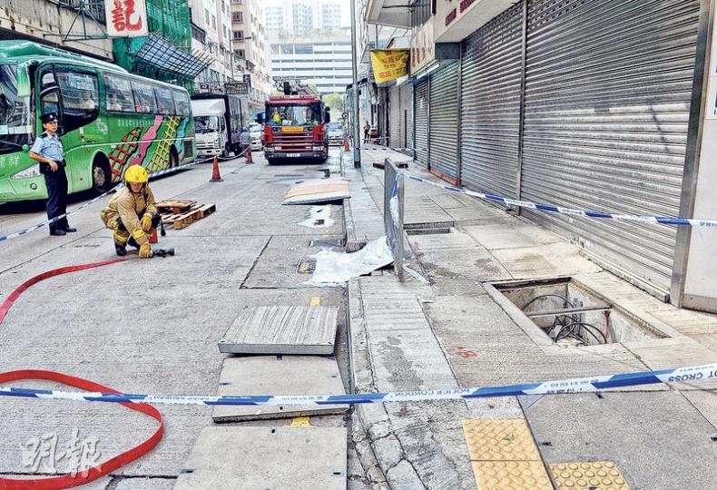 旺角廣東道近登打士街一段行人路連日發熱,警方及消防昨到場後封鎖現場調查,附近店舖受停電及封路影響提早關舖,中電則派員將地底線井蓋打開散熱。(劉焌陶攝)消防員用熱能顯像儀器探測(紅色手提儀器),發現地面溫度一度高達逾70℃。(衛永康攝) 旺角廣東道近登打士街一段行人路連日發熱,警方及消防昨到場後封鎖現場調查,附近店舖受停電及封路影響提早關舖,中電則派員將地底線井蓋打開散熱。(劉焌陶攝)消防員用熱能顯像儀器探測(紅色手提儀器),發現地面溫度一度高達逾70℃。(衛永康攝)
