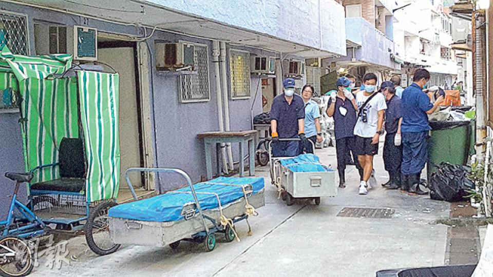 燒炭同死內地情侶的遺體,昨午由仵工舁送殮房。(鍾炳然攝) 燒炭同死內地情侶的遺體,昨午由仵工舁送殮房。(鍾炳然攝)