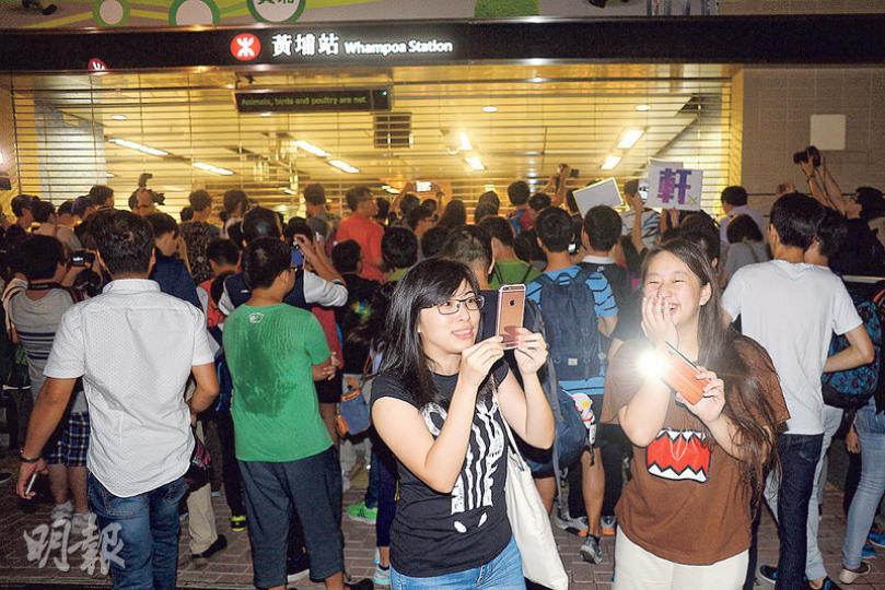 觀塘延線開通首日,大批鐵路迷及市民清晨5時許已在黃埔站等候乘搭首班車,有不少市民拍照留念,更有家長帶同子女到場,氣氛雀躍。(鍾林枝攝)昨早一眾港鐵高層包括港鐵車務總監劉天成(穿西裝者),與一眾市民及鐵路迷乘搭首班由黃埔站開出的列車,但當頭班車離站時,列車曾短暫煞停數秒,劉事後解釋,新系統磨合需時,盼市民包容理解。(鍾林枝攝)何文田站A3出口接駁至愛民邨天橋的其中一部升降機中午時突然故障,一度有有三四十人排隊等候升降機,有市民選擇走95級樓梯上去天橋。(鍾林枝攝)(鍾林枝攝) 觀塘延線開通首日,大批鐵路迷及市民清晨5時許已在黃埔站等候乘搭首班車,有不少市民拍照留念,更有家長帶同子女到場,氣氛雀躍。(鍾林枝攝)昨早一眾港鐵高層包括港鐵車務總監劉天成(穿西裝者),與一眾市民及鐵路迷乘搭首班由黃埔站開出的列車,但當頭班車離站時,列車曾短暫煞停數秒,劉事後解釋,新系統磨合需時,盼市民包容理解。(鍾林枝攝)何文田站A3出口接駁至愛民邨天橋的其中一部升降機中午時突然故障,一度有有三四十人排隊等候升降機,有市民選擇走95級樓梯上去天橋。(鍾林枝攝)(鍾林枝攝)