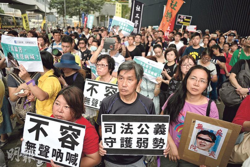 逾20個不同殘障人士家長組織參與昨日的遊行集會,有組織代表上台發言時表示,殘障人士家庭一直渴望「常人也有的尊嚴」,但殘障子女往往需在質素差劣的私營院舍度過「非人」生活,促請政府正視。(鍾林枝攝) 逾20個不同殘障人士家長組織參與昨日的遊行集會,有組織代表上台發言時表示,殘障人士家庭一直渴望「常人也有的尊嚴」,但殘障子女往往需在質素差劣的私營院舍度過「非人」生活,促請政府正視。(鍾林枝攝)
