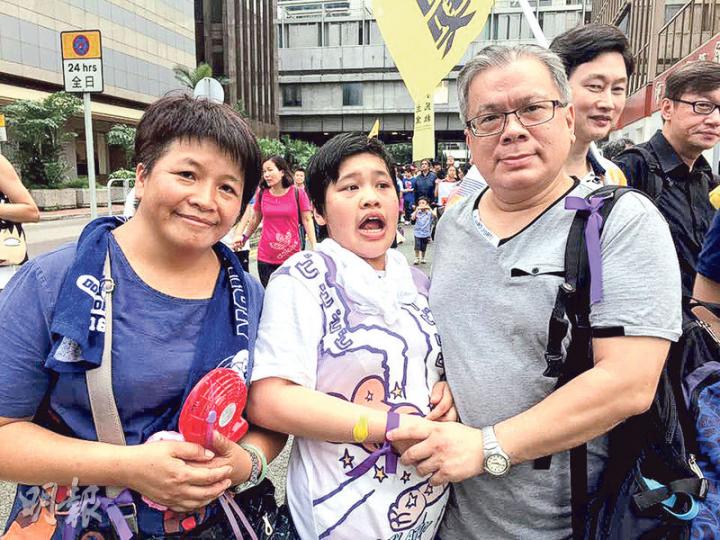 湯氏夫婦同22歲中度智障、同時患罕見遺傳病「天使綜合症」女兒行畢全程。(利君雅攝) 湯氏夫婦同22歲中度智障、同時患罕見遺傳病「天使綜合症」女兒行畢全程。(利君雅攝)
