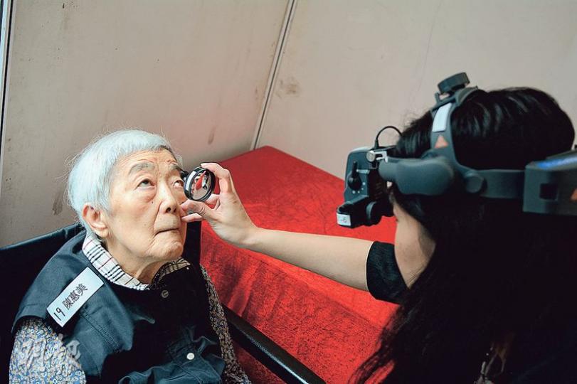 香港眼科醫學院及香港眼科學會合辦「糖尿黃斑水腫關注日」,邀請眼科專科醫生義務為糖尿病患者做眼底檢查,醫生會轉介有需要病人到公立或私立醫院求診。(許芳文攝) 香港眼科醫學院及香港眼科學會合辦「糖尿黃斑水腫關注日」,邀請眼科專科醫生義務為糖尿病患者做眼底檢查,醫生會轉介有需要病人到公立或私立醫院求診。(許芳文攝)