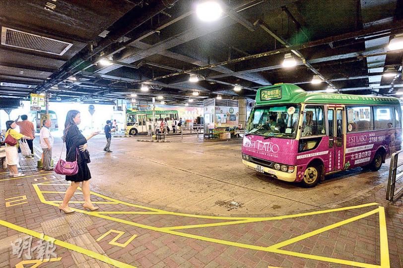 昨日為港鐵觀塘延線通車後首個工作日，本報昨晨約8時半到黃埔小巴站視察，前往九龍塘又一城及尖沙嘴的綠色專線小巴站沒有平日的排隊人龍，每條路線平均只有3至5人等候。（楊柏賢攝）本報昨晨7時起到港鐵黃埔站觀察，起初人流不算多，8時許開始出現人潮，大多為學生及上班族，直至約8時半，車廂開始滿座。圖為8時半所攝的月台情况，不少乘客等候上車。（楊柏賢攝）