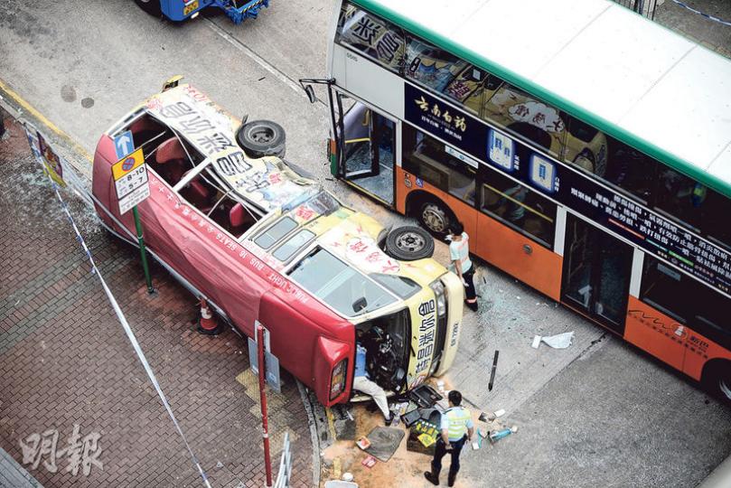 滿載乘客的小巴被新巴攔腰猛撞，事後翻側，可見左邊車身凹陷，多個車窗玻璃粉碎；涉事新巴則停在小巴旁邊。（賴俊傑攝）興華街（圖中垂直車路）路口畫有雙白線，地上亦畫有「STOP」（停）大字，車輛在駛出前必須停車，否則便屬違例。涉事新巴當時疑未有停車便駛出，將原本沿圖中右往左行駛的小巴撞翻。（賴俊傑攝）