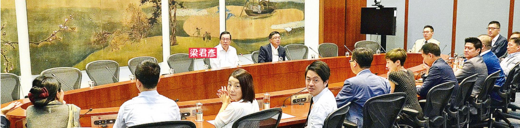 10多名民主派議員昨早會見立法會主席梁君彥，要求對方於明日立法會大會，繼續為未能宣誓的3名議員完成宣誓。尚未宣誓的劉小麗（前排左三）亦有出席。（楊柏賢攝）