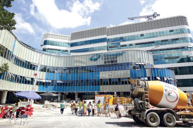 由港大參與臨牀管理的港怡醫院將於明年首季啟用,院方指醫院外觀工程已大致完成,正進行內部裝修。圖為昨日港怡醫院的外觀。(郭慶輝攝) 由港大參與臨牀管理的港怡醫院將於明年首季啟用,院方指醫院外觀工程已大致完成,正進行內部裝修。圖為昨日港怡醫院的外觀。(郭慶輝攝)