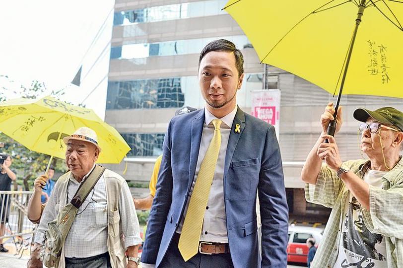 曾健超（中）昨遲到近半小時，他接受辯方盤問時承認曾罵警察為「人渣」，但否認是對警察深惡痛絕而誣衊。（鍾林枝攝）