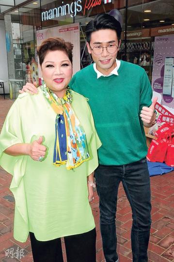 肥媽（左）表示契仔陸浩明（右）日後結婚，會打金豬牌及龍鳳鐲送給契新抱。（攝影/記者：林祖傑）