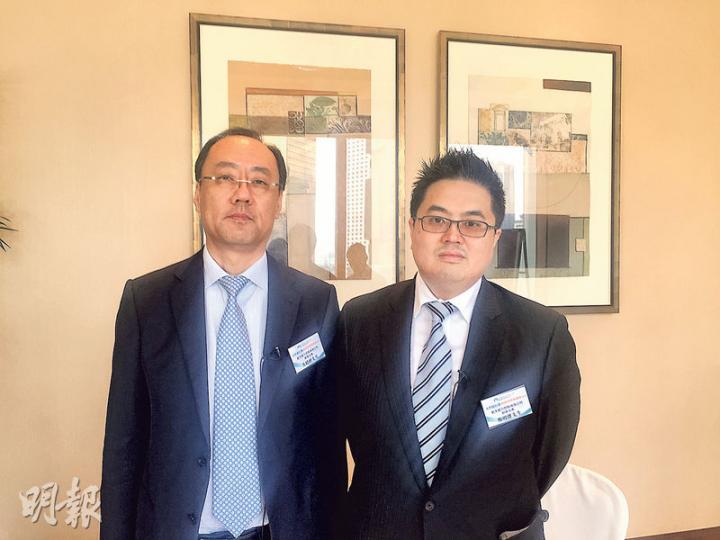 發改委此前將燃氣經銷商投資回報率設限8%,北京燃氣總經理支曉曄(左)稱,公司此前投資回報率為12%,料可通過增加下游用氣量彌補下調管道收費。右為藍天威力主席鄭明傑。(尉奕陽攝) 發改委此前將燃氣經銷商投資回報率設限8%,北京燃氣總經理支曉曄(左)稱,公司此前投資回報率為12%,料可通過增加下游用氣量彌補下調管道收費。右為藍天威力主席鄭明傑。(尉奕陽攝)