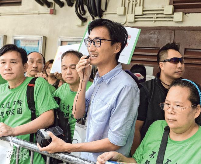 立法會議員朱凱廸(藍衣者)昨日與橫洲3條非原居民村的居民到元朗區議會抗議,指橫洲發展計劃面積達34公頃,應先做環評,否則便屬非法工程。(劉焌陶攝)十八鄉鄉委會主席、元朗區議員梁福元批評抹黑鄉事派的輿論有如文革鬥地主,更透露建制派議員曾計劃策動流會以示不滿。左起為梁福元、屏山鄉事委員會主席曾樹和及身兼元朗區議員的立法會議員梁志祥。(劉焌陶攝) 立法會議員朱凱廸(藍衣者)昨日與橫洲3條非原居民村的居民到元朗區議會抗議,指橫洲發展計劃面積達34公頃,應先做環評,否則便屬非法工程。(劉焌陶攝)十八鄉鄉委會主席、元朗區議員梁福元批評抹黑鄉事派的輿論有如文革鬥地主,更透露建制派議員曾計劃策動流會以示不滿。左起為梁福元、屏山鄉事委員會主席曾樹和及身兼元朗區議員的立法會議員梁志祥。(劉焌陶攝)