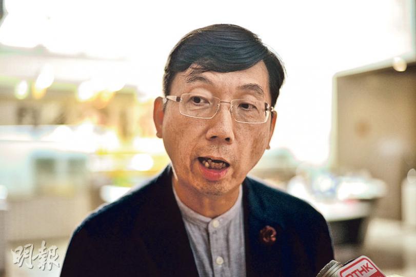 房委會建築小組主席林雲峰(圖)亦有出席房委會集思會。他說曾討論如何幫助長者建立無障礙生活,又引述運輸及房屋局長張炳良說,現時房委會面對最大問題是土地問題。林雲峰希望透過地區諮詢,及與不同專業界別人士合作,提高供應量。(楊柏賢攝) 房委會建築小組主席林雲峰(圖)亦有出席房委會集思會。他說曾討論如何幫助長者建立無障礙生活,又引述運輸及房屋局長張炳良說,現時房委會面對最大問題是土地問題。林雲峰希望透過地區諮詢,及與不同專業界別人士合作,提高供應量。(楊柏賢攝)