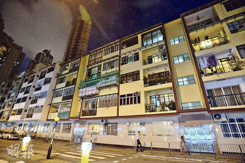 市建局昨宣布改善「招標妥」樓宇復修促進服務先導計劃,決定撤銷所有申請限制,容許全港所有私人住宅及商住樓宇均可申請,以減低一旦展開維修工程時遭圍標的風險。圖為位於土瓜灣的舊樓。(楊柏賢攝) 市建局昨宣布改善「招標妥」樓宇復修促進服務先導計劃,決定撤銷所有申請限制,容許全港所有私人住宅及商住樓宇均可申請,以減低一旦展開維修工程時遭圍標的風險。圖為位於土瓜灣的舊樓。(楊柏賢攝)