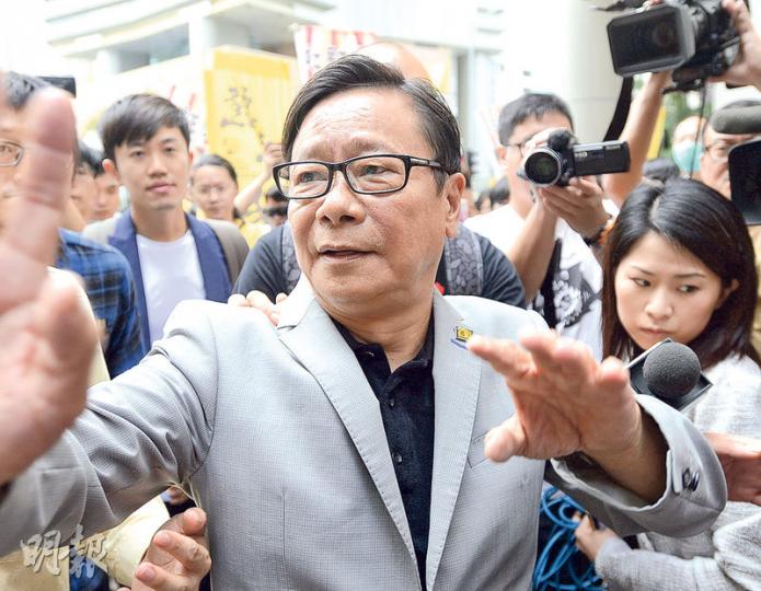 前立法會議員黃毓民(前)早前被裁定普通襲擊罪成,昨被判監兩星期,獲准保釋等候上訴。他離開法庭時與數十名支持者齊呼「政治審判可恥」、「議會抗爭無罪」等口號。(鍾林枝攝) 前立法會議員黃毓民(前)早前被裁定普通襲擊罪成,昨被判監兩星期,獲准保釋等候上訴。他離開法庭時與數十名支持者齊呼「政治審判可恥」、「議會抗爭無罪」等口號。(鍾林枝攝)