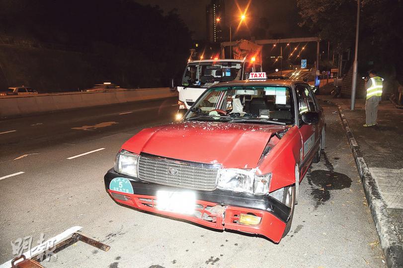 獅隧公路昨凌晨3車串燒車禍中,夾在中間的士遭客貨車撞至撼向私家車,車頭及車尾同告凹陷損毁,幸未造成嚴重傷亡;客貨車司機事後涉酒駕被捕。(蔡方山攝) 獅隧公路昨凌晨3車串燒車禍中,夾在中間的士遭客貨車撞至撼向私家車,車頭及車尾同告凹陷損毁,幸未造成嚴重傷亡;客貨車司機事後涉酒駕被捕。(蔡方山攝)