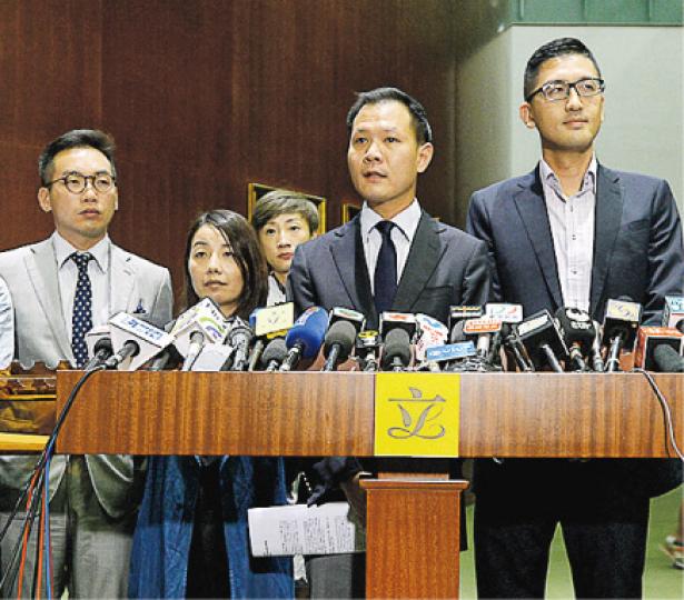 非建制派議員斥責梁君彥沒有資格繼續擔任立法會主席,表明不排除對他提出不信任動議。(鍾林枝攝) 非建制派議員斥責梁君彥沒有資格繼續擔任立法會主席,表明不排除對他提出不信任動議。(鍾林枝攝)