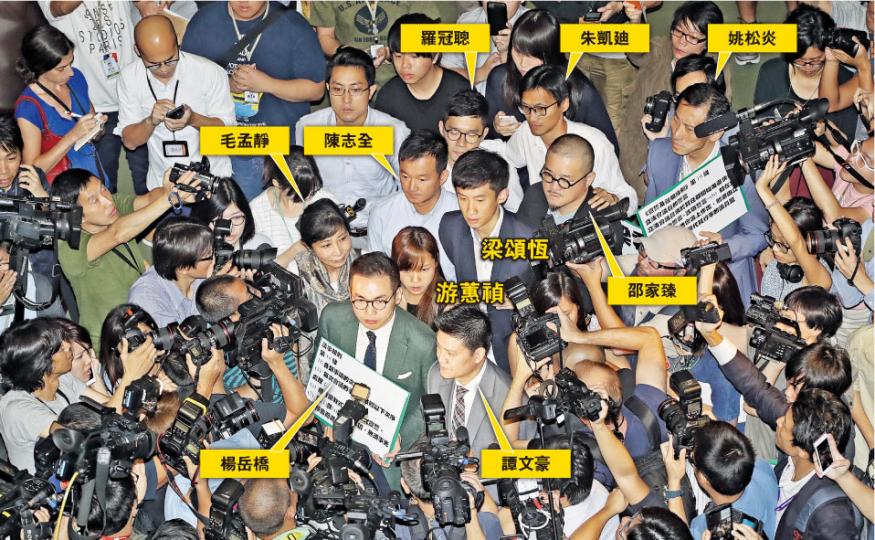 8名非建制派議員,包括公民黨楊岳橋、譚文豪和毛孟靜,香港眾志羅冠聰,人民力量陳志全,社福界邵家臻,無黨派的朱凱廸和姚松炎,以「人鏈」方式護送青年新政游蕙禎和梁頌恆進入會議廳,當時保安未有嚴陣以待阻止。(李紹昌攝) 梁頌恆和游蕙禎進入議事廳後,被大批記者包圍拍攝,會議未能順利進行。非建制派議員(右方)站在自己的座位附近觀察,建制派議員(左方)也未有干涉,留在座位「隔岸觀火」及拍攝。(李紹昌攝) 立法會主席梁君彥昨在會後表示,對議會未能正常運作感遺憾。(楊柏賢攝) 8名非建制派議員,包括公民黨楊岳橋、譚文豪和毛孟靜,香港眾志羅冠聰,人民力量陳志全,社福界邵家臻,無黨派的朱凱廸和姚松炎,以「人鏈」方式護送青年新政游蕙禎和梁頌恆進入會議廳,當時保安未有嚴陣以待阻止。(李紹昌攝) 梁頌恆和游蕙禎進入議事廳後,被大批記者包圍拍攝,會議未能順利進行。非建制派議員(右方)站在自己的座位附近觀察,建制派議員(左方)也未有干涉,留在座位「隔岸觀火」及拍攝。(李紹昌攝) 立法會主席梁君彥昨在會後表示,對議會未能正常運作感遺憾。(楊柏賢攝)