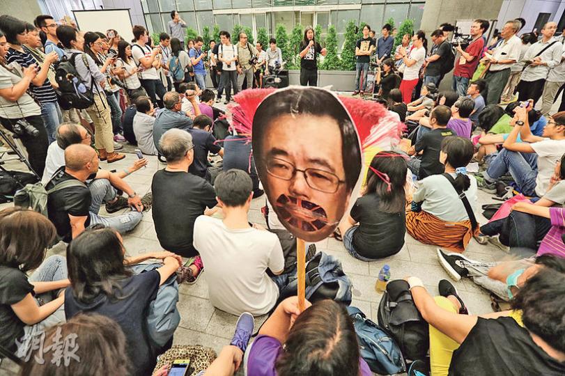 青年新政昨晚舉行「捍衛三權分立,還我立法尊嚴」集會,約有近百人參加。有巿民舉起自製立法會主席梁君彥紙牌(圖中),抗議他曾一度批准梁頌恆及游蕙禎宣誓後,又突然決定押後二人宣誓。(李紹昌攝) 青年新政昨晚舉行「捍衛三權分立,還我立法尊嚴」集會,約有近百人參加。有巿民舉起自製立法會主席梁君彥紙牌(圖中),抗議他曾一度批准梁頌恆及游蕙禎宣誓後,又突然決定押後二人宣誓。(李紹昌攝)