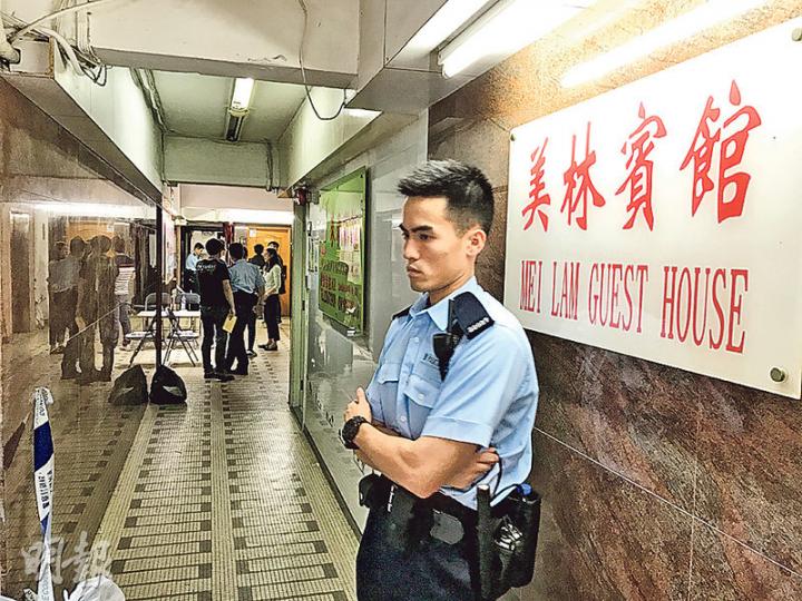 尖沙嘴美麗都大廈內的美林賓館昨午揭發可疑命案,警員封鎖現場調查,並尋找兩名懷疑涉案外籍男子協助調查。(林智傑攝) 警員穿起保護衣,將四處收集回來的多袋垃圾翻開,搜尋證物。(樊銳昌攝) 尖沙嘴美麗都大廈內的美林賓館昨午揭發可疑命案,警員封鎖現場調查,並尋找兩名懷疑涉案外籍男子協助調查。(林智傑攝) 警員穿起保護衣,將四處收集回來的多袋垃圾翻開,搜尋證物。(樊銳昌攝)