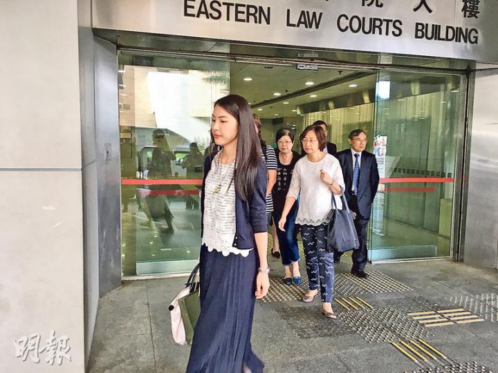 死者何鑒泉的女兒(前)於庭外指尊重法庭裁決,會跟律師商討後再決定進一步行動。(黃文雋攝) 死者何鑒泉的女兒(前)於庭外指尊重法庭裁決,會跟律師商討後再決定進一步行動。(黃文雋攝)