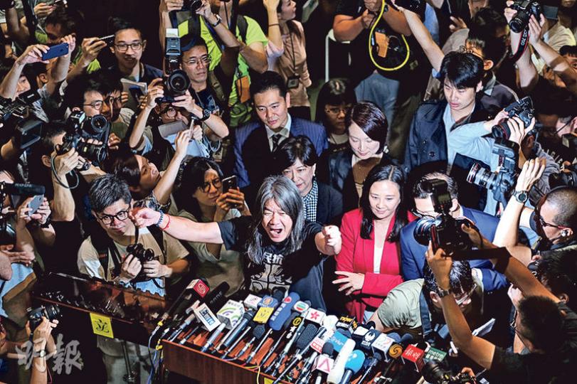 社民連梁國雄(高舉雙手者)噚日同民建聯幾個議員爭咪兜用,長毛寡不敵眾,但不忘「攞彩」,語帶諷刺地幫民建聯「開路」,叫記者讓路畀「最大黨」發言咁話。(李紹昌攝) 社民連梁國雄(高舉雙手者)噚日同民建聯幾個議員爭咪兜用,長毛寡不敵眾,但不忘「攞彩」,語帶諷刺地幫民建聯「開路」,叫記者讓路畀「最大黨」發言咁話。(李紹昌攝)