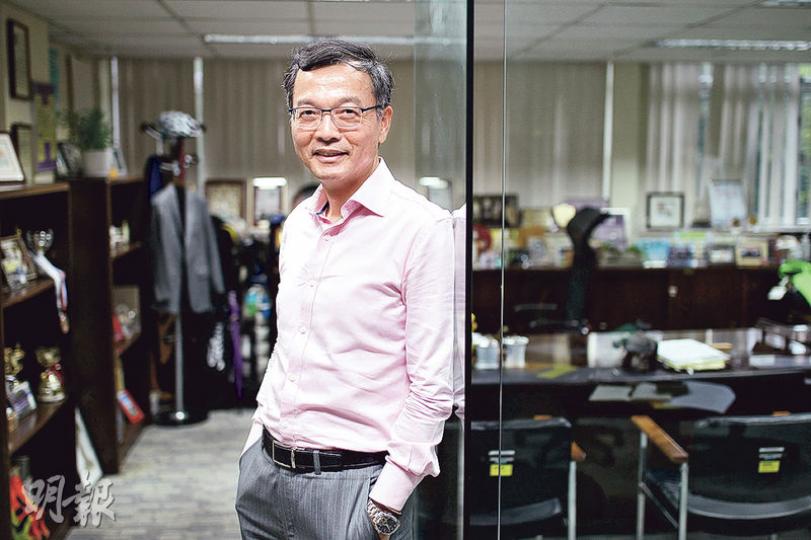 靈實協會行政總裁林正財憶述,曾有病友因為種種原因與家人失散,靈實職員展開「全球尋人」,幸得美國救世軍協助尋得家人。他期望,日後的安老服務除了可以解決健康需要外,亦可以為長者解開心結。(曾憲宗攝) 靈實協會行政總裁林正財憶述,曾有病友因為種種原因與家人失散,靈實職員展開「全球尋人」,幸得美國救世軍協助尋得家人。他期望,日後的安老服務除了可以解決健康需要外,亦可以為長者解開心結。(曾憲宗攝)