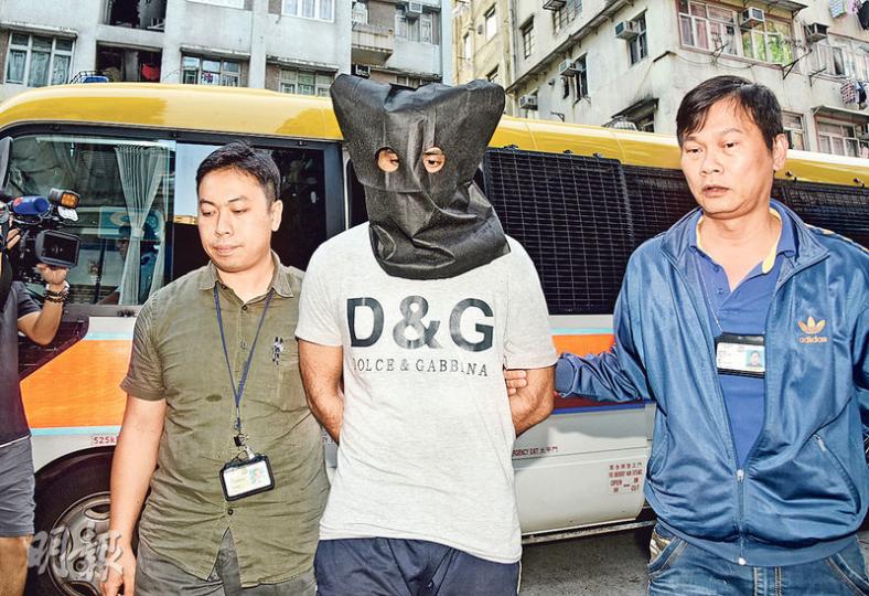 警方聯同入境處反黑工,巡查香港國際機場亞洲空運中心時發現有巴基斯坦籍男子(中)身上持有他人身分證,將其拘捕帶署。(蔡方山攝) 警方聯同入境處反黑工,巡查香港國際機場亞洲空運中心時發現有巴基斯坦籍男子(中)身上持有他人身分證,將其拘捕帶署。(蔡方山攝)