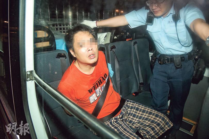 搶劫疑犯由警員押上警車帶署扣查。(蔡方山攝) 夜歸遇劫女事主(紅衫)抗賊時手腳擦傷,由父親陪同乘救護車送院治理。(蔡方山攝) 搶劫疑犯由警員押上警車帶署扣查。(蔡方山攝) 夜歸遇劫女事主(紅衫)抗賊時手腳擦傷,由父親陪同乘救護車送院治理。(蔡方山攝)