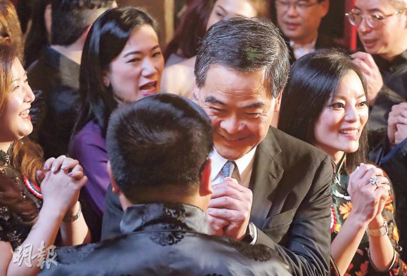 特首梁振英昨出席活動後表示,希望其管治團隊能「責無旁貸、心無二用」,在政府裏做事。他又指出,明年特首無論是否換人,政府都需換屆,反問換人或換屆是否就能解決港獨和議會拉布等問題。(李紹昌攝) 特首梁振英昨出席活動後表示,希望其管治團隊能「責無旁貸、心無二用」,在政府裏做事。他又指出,明年特首無論是否換人,政府都需換屆,反問換人或換屆是否就能解決港獨和議會拉布等問題。(李紹昌攝)