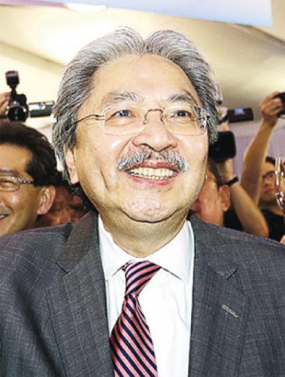 盛傳將辭職參選特首的財政司長曾俊華昨出席美酒佳餚巡禮開幕禮，未回應傳媒提問，在活動期間全程笑容滿面，沿途獲在場者熱烈歡呼。（郭慶輝攝）