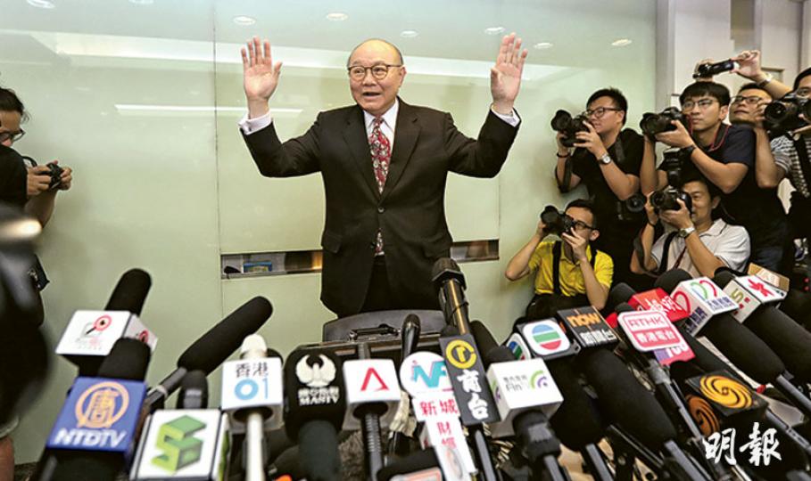 上周二（18日）才完成高等法院暫委法官任期的胡國興（中），昨日率先宣布參選特首。準時現身記者會的胡國興面對逾百名記者時，表現輕鬆，面帶笑容，有求必應。他一入場已經不斷揮手方便記者拍照，後來也應要求再站立揮手影相。記者會在一間會議室舉行，現場沒有任何選舉宣傳品和布景。胡國興說期待參與日後的選舉論壇。（李紹昌攝）胡國興（前左）昨見記者，長子胡雅烈 （右一） 及媳婦于文瑛 （右二） 到場支持，夫婦二人表現低調，會上只站在一角聆聽胡國興發言。（李紹昌攝）
