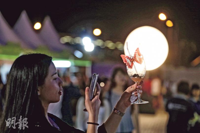 美酒佳餚巡禮昨開幕，場內除可享受大杯酒大塊肉，更可舉杯拍照放社交網與眾同樂。（郭慶輝攝）美酒佳餚巡禮昨晚開鑼，昨午各參展商已準備就緒，因天公作美，展商大多看好人流及銷情。圖為今年首設的「香港吧」，參展的調酒學校及酒吧以本土特色雞尾酒搶灘。（郭慶輝攝）暢飲派對區主打果酒、香檳及甜酒等清爽酒類，另有10多個街頭小食攤位，圖為Tai Wo Food Company，其秘製蜜糖串燒金蠔及「龍珠串」（以韓式醬汁烹調的魷魚串）頗受歡迎。（郭慶輝攝）