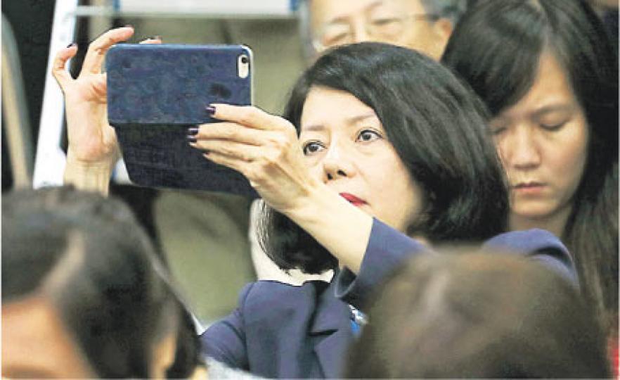 金銀業貿易場監事長張德熙嘅太太張伍翠瑤都有現身胡國興嘅記者會，身為「梁粉」嘅佢話只係去「觀察」。（李紹昌攝）