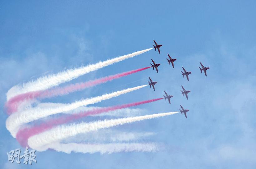 珠海昨午晴空萬里，Reds Arrows首度在中國獻技，在昨日傳媒預演中，9架快速噴射式飛機共表演25套動作，並列劃破長空時會各自噴出紅、白、藍色煙霧。（鄧宗弘攝）