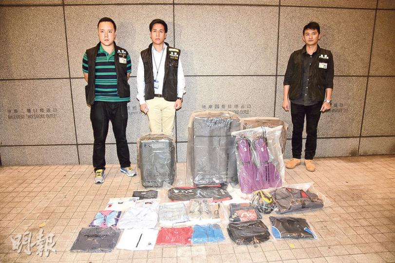 警方於疑犯寓所搜出一批贓物，包括一批衣物和潛水用品。警方指出，疑犯主要乘搭由機場往港島的機場巴士線，落車時順手牽羊盜去行李。疑犯前日再度犯案時遭埋伏探員拘捕。（蔡方山攝）