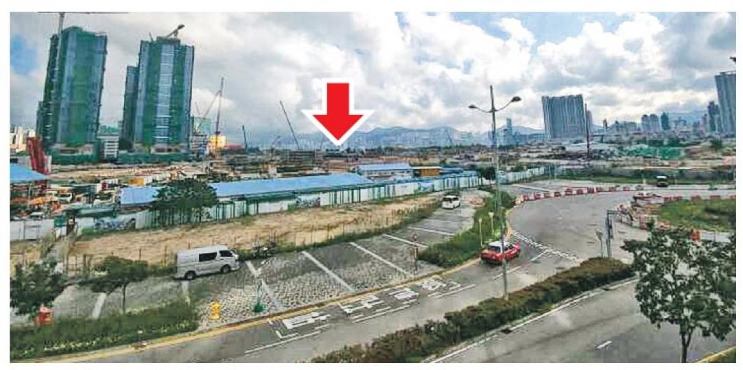 啟德第1K區3號地盤住宅地(箭嘴示)昨截標,大收20份標書,不少已在同區投得用地的發展商包括中海外、會德豐、嘉華等亦有入標圖添食。(劉詠怡攝) 啟德第1K區3號地盤住宅地(箭嘴示)昨截標,大收20份標書,不少已在同區投得用地的發展商包括中海外、會德豐、嘉華等亦有入標圖添食。(劉詠怡攝)