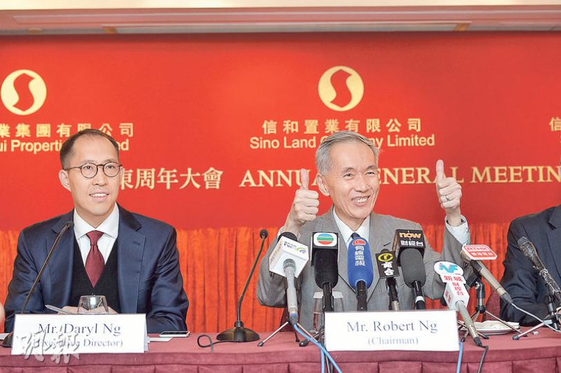 信和置業主席黃志祥(右)昨被記者問到如何評價兒子,亦即執行董事黃永光(左)的工作時,先豎起右拇指讚兒子的工作表現,記者追問下再笑笑口豎起左拇指給予盛讚,哄得在場記者大笑。(蘇智鑫攝) 信和置業主席黃志祥(右)昨被記者問到如何評價兒子,亦即執行董事黃永光(左)的工作時,先豎起右拇指讚兒子的工作表現,記者追問下再笑笑口豎起左拇指給予盛讚,哄得在場記者大笑。(蘇智鑫攝)