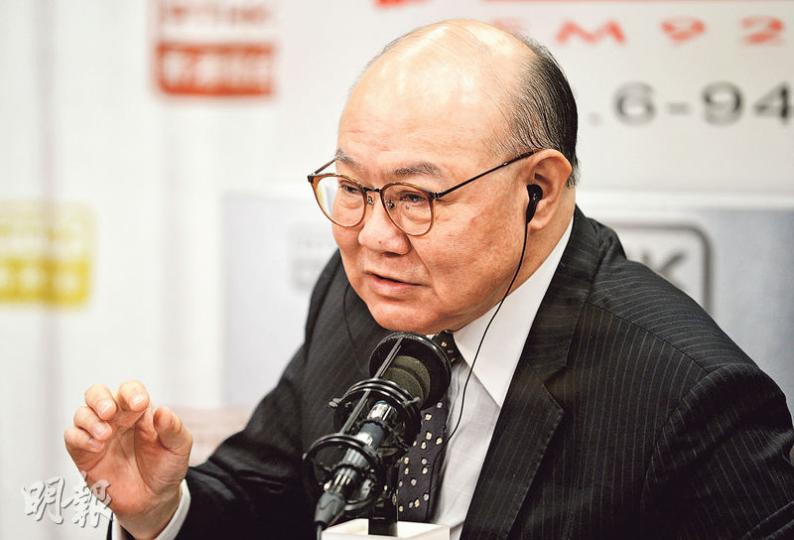 退休法官胡國興昨日出席兩個電台節目,他表示,若非梁振英當特首,自己便不會參選,又談及佔中、六四等議題,稱若自己年輕50年,一定會參與佔中。(鍾林枝攝) 退休法官胡國興昨日出席兩個電台節目,他表示,若非梁振英當特首,自己便不會參選,又談及佔中、六四等議題,稱若自己年輕50年,一定會參與佔中。(鍾林枝攝)