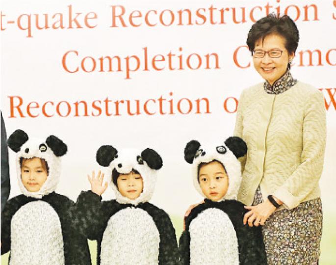 政務司長林鄭月娥(右)出席「四川地震災後重建援建工作完成典禮」,但她無回應傳媒提問便離開,未有談及對特首選戰的看法。(李紹昌攝) 政務司長林鄭月娥(右)出席「四川地震災後重建援建工作完成典禮」,但她無回應傳媒提問便離開,未有談及對特首選戰的看法。(李紹昌攝)
