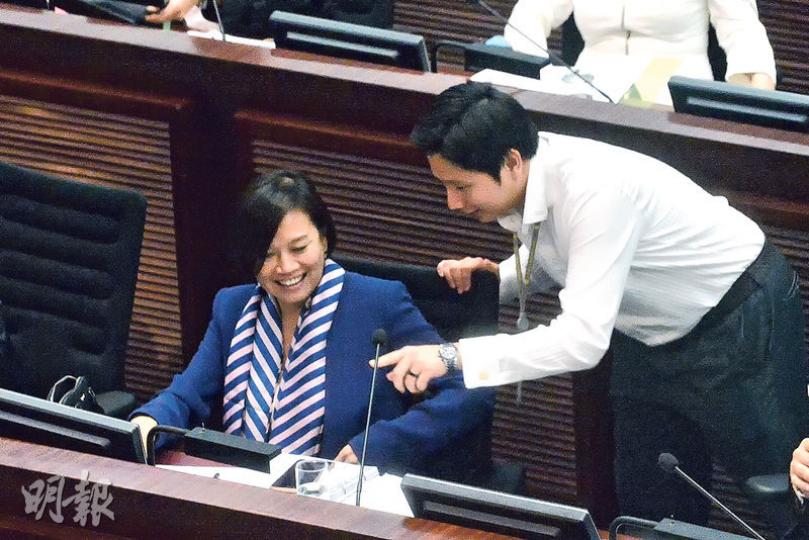喺秘書處職員(右)幫助下,梁美芬(左)學咗10幾秒,最終成功投票。(楊柏賢攝) 喺秘書處職員(右)幫助下,梁美芬(左)學咗10幾秒,最終成功投票。(楊柏賢攝)