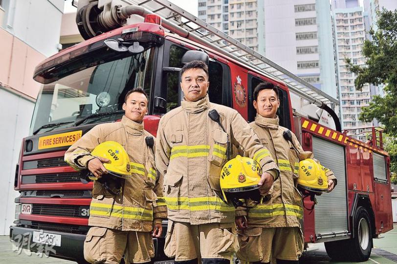 消防隊目吳志雄(中)、消防員周偉航(右)及陳俊彥(左),獲頒授今年度的銅英勇勳章。3人均說消防行動常遇險境,當中辛酸只與同袍分享,回家後會封口「扮無事發生」,家人均在獲頒勳章消息公布後方知。成為消防處10年來首名試用期間獲頒銅英勇勳章的陳俊彥說,自己投考消防代父圓願,相信父親會「開心到唔識形容」。(馮凱鍵攝) 消防隊目吳志雄(中)、消防員周偉航(右)及陳俊彥(左),獲頒授今年度的銅英勇勳章。3人均說消防行動常遇險境,當中辛酸只與同袍分享,回家後會封口「扮無事發生」,家人均在獲頒勳章消息公布後方知。成為消防處10年來首名試用期間獲頒銅英勇勳章的陳俊彥說,自己投考消防代父圓願,相信父親會「開心到唔識形容」。(馮凱鍵攝)