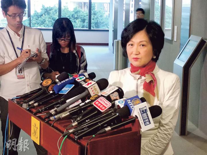 已表態有意參選特首的新民黨主席葉劉淑儀昨透露自己已準備政綱、團隊等工作,又叫記者去問曾俊華,「有啲人話等消息,咁曾生等乜嘢呢?」(梁智康攝) 已表態有意參選特首的新民黨主席葉劉淑儀昨透露自己已準備政綱、團隊等工作,又叫記者去問曾俊華,「有啲人話等消息,咁曾生等乜嘢呢?」(梁智康攝)