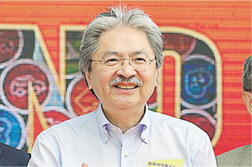 財政司長曾俊華(圖)及創新科技局長楊偉雄昨出席「創新科技嘉年華」。曾俊華致開幕辭後,經過記者前方「咪兜」但沒有靠近,只停留數秒向記者微笑及揮手道別,沒回應記者提問便登上座駕離開。(鄧宗弘攝) 財政司長曾俊華(圖)及創新科技局長楊偉雄昨出席「創新科技嘉年華」。曾俊華致開幕辭後,經過記者前方「咪兜」但沒有靠近,只停留數秒向記者微笑及揮手道別,沒回應記者提問便登上座駕離開。(鄧宗弘攝)