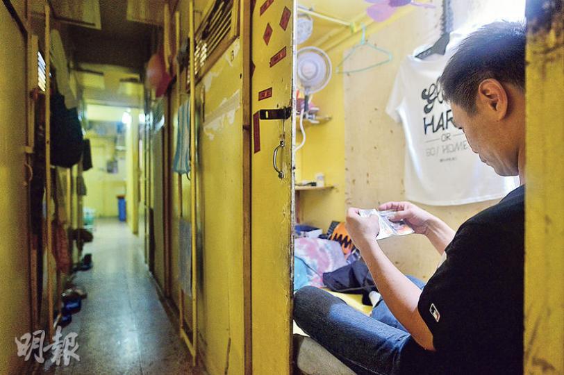 釋囚難覓居所,阿細出獄後只能覓得牀位,他稱居住環境品流複雜,連日來多次被邀約吸毒犯案,但看着兩名年幼女兒的照片,他下決心不再重返舊路。(馮凱鍵攝) 釋囚難覓居所,阿細出獄後只能覓得牀位,他稱居住環境品流複雜,連日來多次被邀約吸毒犯案,但看着兩名年幼女兒的照片,他下決心不再重返舊路。(馮凱鍵攝)
