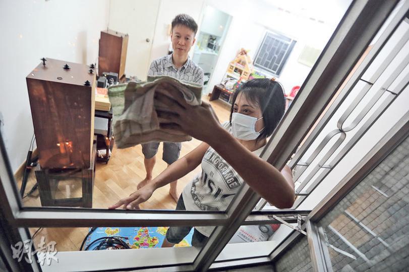 關先生居於南區一屋苑的中層單位,家中一直有安裝窗花,他會要求印傭每星期抹窗一次。他認為完全禁止抹窗是不可能,亦同意要保障外傭的安全,歡迎政府現時的安排,「重要是安裝窗花,如果沒有窗花,即使有人看住都危險」,因部分家庭未必有人空閒看管外傭抹窗。(李紹昌攝) 關先生居於南區一屋苑的中層單位,家中一直有安裝窗花,他會要求印傭每星期抹窗一次。他認為完全禁止抹窗是不可能,亦同意要保障外傭的安全,歡迎政府現時的安排,「重要是安裝窗花,如果沒有窗花,即使有人看住都危險」,因部分家庭未必有人空閒看管外傭抹窗。(李紹昌攝)