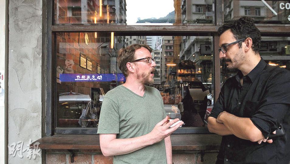紀錄片製作人Robert Godden(左)曾以攝影師身分,與獨立記者出版探討外傭故事的書。圖右為另一製作人Ivan Abreu。(曾憲宗攝) 紀錄片製作人Robert Godden(左)曾以攝影師身分,與獨立記者出版探討外傭故事的書。圖右為另一製作人Ivan Abreu。(曾憲宗攝)