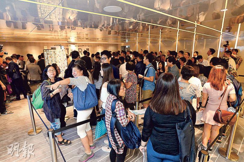 過去兩日新盤市場銷情暢旺，一手市場沽約289伙，其中香港興業周六「曬冷」式盡推屯門雙寓主導大市，單日共沽164伙，佔整體交投近六成。（楊柏賢攝）