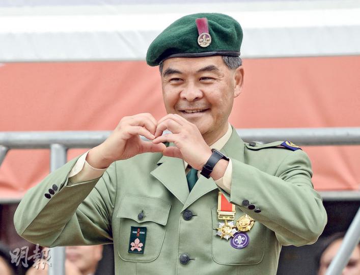 特首梁振英昨日以香港童軍總領袖身分出席香港童軍大會操時，未有回應是否會競逐連任。圖為梁與終審法院首席法官馬道立和近2萬名參加者大跳「敬禮操」，並跟隨舞步多次做出心形手勢。（鍾林枝攝）