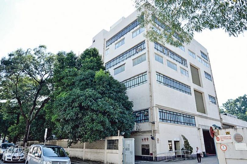 衛生署去年起要求本港藥廠把製藥標準由寬鬆的世衛標準，提升至更嚴格的歐洲標準，樂信藥業現時全線停產，樂信發言人確認正為提升標準全面裝修廠房，會盡快恢復生產。圖為樂信位於大埔的藥廠外貌。（蘇智鑫攝）本報記者走訪觀塘及北角7間萬寧及屈臣氏後發現，樂信感冒靈全線缺貨，圖為北角其中一間萬寧分店，標示感冒靈「暫時缺貨」，但仍有售樂信化痰素。（梁杏怡攝）本報記者另走訪觀塘及北角區14間藥房及藥行，只得3間有售樂信感冒靈，記者於觀塘「春生厚藥房」以40元購得一盒15片裝感冒靈，較北角的藥房價35元貴5元，春生厚