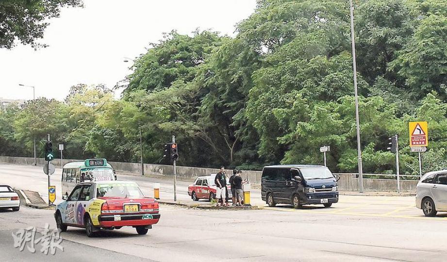 記者昨駕車途經西區摩星嶺道與薄扶林道交界時,發現4人站在路中交通燈安全島上,其間有人操控航拍機。(林智傑攝)其中一人操控航拍機,航拍機在馬路一帶盤旋,對駛經車輛造成干擾。(林智傑攝)記者發現,當市民操控航拍機在馬路上空盤旋期間,不時低飛至距離私家車車頂僅1呎高,一旦有貨車或高身車駛經,或會發生碰撞意外。(林智傑攝) 記者昨駕車途經西區摩星嶺道與薄扶林道交界時,發現4人站在路中交通燈安全島上,其間有人操控航拍機。(林智傑攝)其中一人操控航拍機,航拍機在馬路一帶盤旋,對駛經車輛造成干擾。(林智傑攝)記者發現,當市民操控航拍機在馬路上空盤旋期間,不時低飛至距離私家車車頂僅1呎高,一旦有貨車或高身車駛經,或會發生碰撞意外。(林智傑攝)