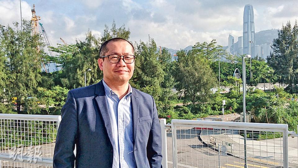 西九管理局表演藝術行政總監茹國烈表示，首個免費直播的項目是希臘悲劇《安提戈涅》（Antigone），將在他身處的西九項目辦公室天台演出，他希望透過現場直播拓展觀眾群，並強調直播不影響表演質素。（岑詠欣攝）